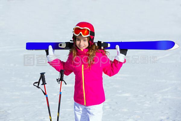 带滑雪设备的冬雪小女孩