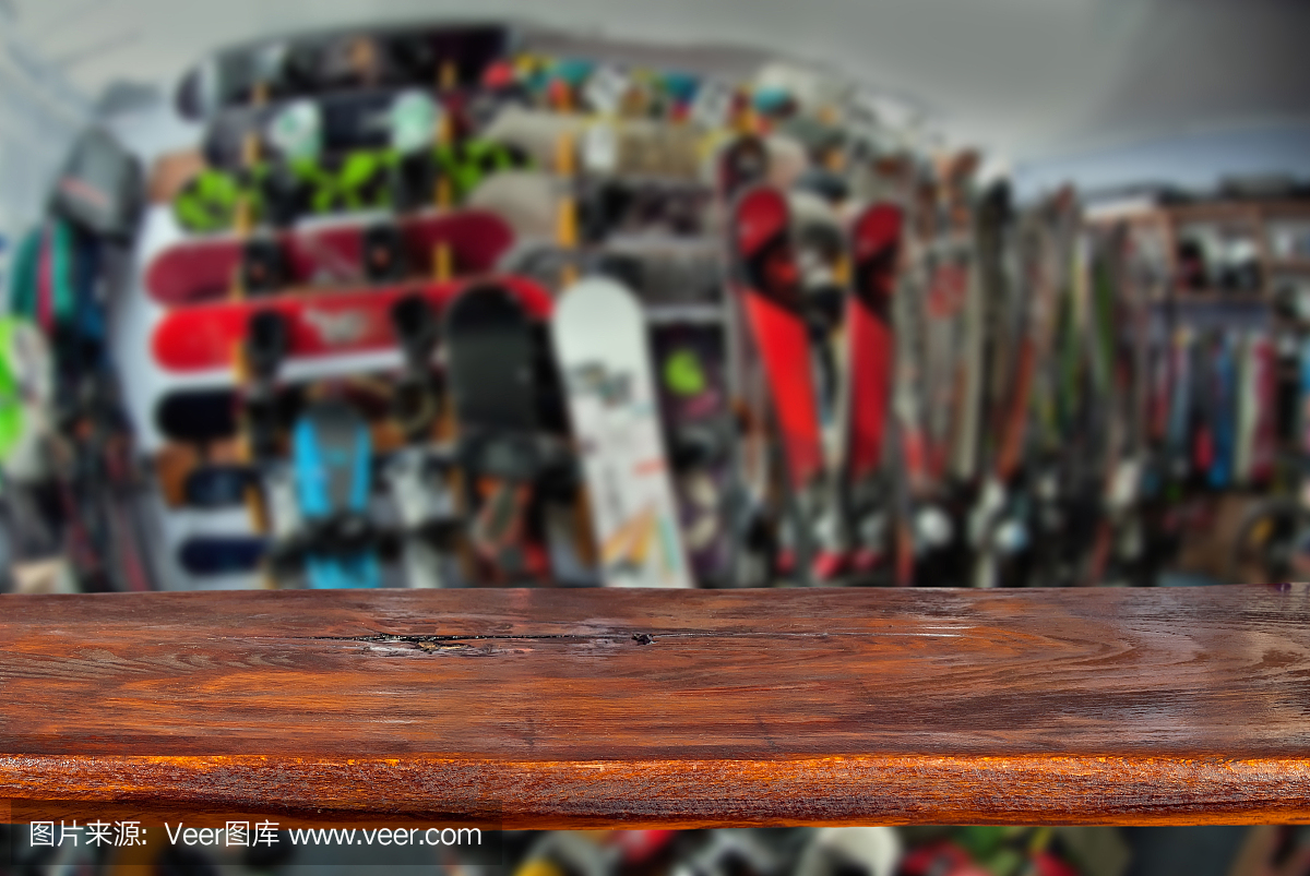 模型。形象的运动商店与设备滑雪。散焦模糊图像。在前景是一个木制桌子的顶部,柜台。